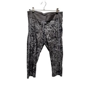 Under Armour grey cropped leggings, women’s size M